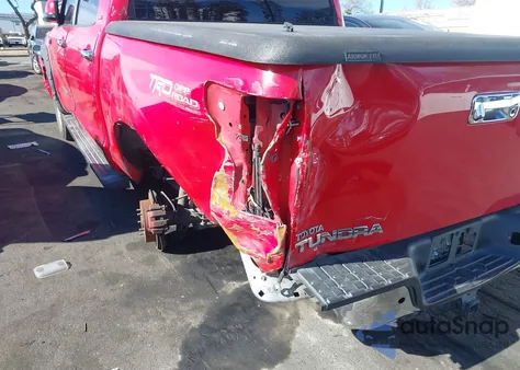 2010 Toyota Tundra Grade 5.7L V8 z USA, uszkodzony, nr VIN 5TFDY5F18AX139955